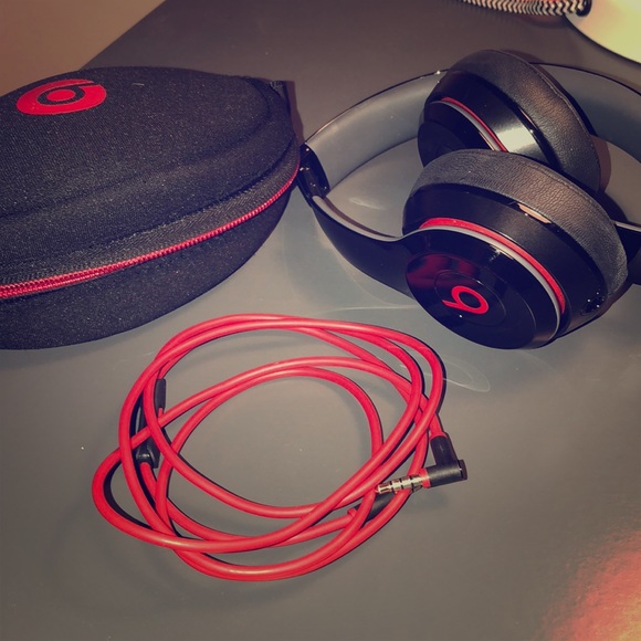 Beats by Dre Solo2 headphones (not wireless) - Picture 1 of 7